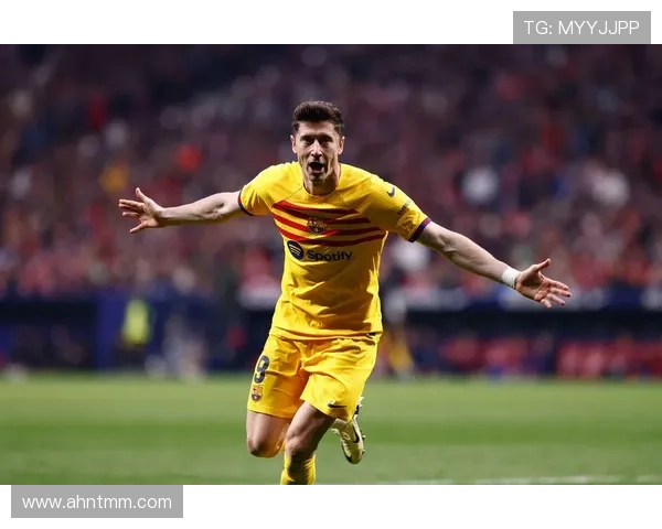 莱万多夫斯基将队长袖标传递给年轻新星，波兰足球迎来新篇章。