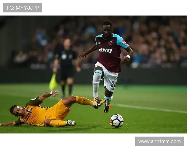 西汉姆边路进攻特点：传中频繁，依赖边卫前插与边锋内切结合