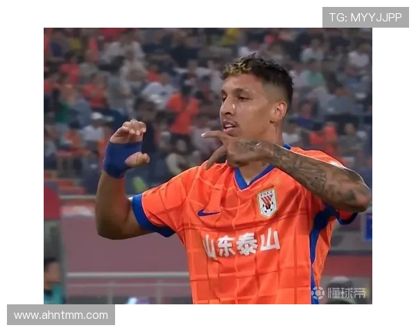 克雷桑一拿球就亮灯,山东泰山进攻却越踢越单薄,核心依赖加剧战术失衡 克雷桑一拿球就亮灯,山东泰山进攻却越踢越单薄,核心依赖加剧战术失衡