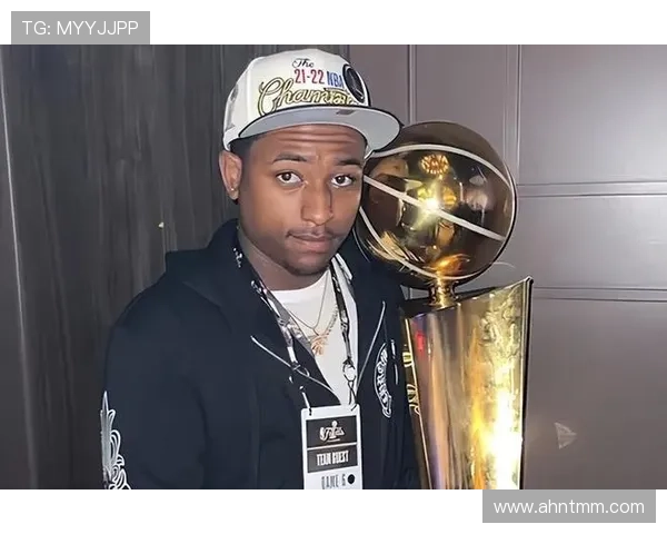 德约球馆外拿个咖啡还能被围观，这待遇日常能有几回？